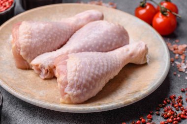 Tavuk eti, çiğ but. Tuz ve baharatla ızgara yapmak için. Tasarımın için yemek arkaplanı olarak çiğ tavuk budu.