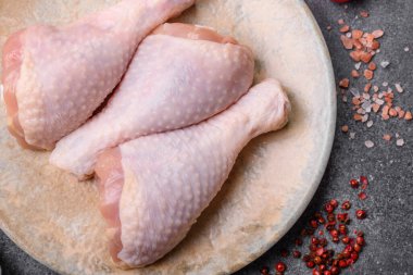 Tavuk eti, çiğ but. Tuz ve baharatla ızgara yapmak için. Tasarımın için yemek arkaplanı olarak çiğ tavuk budu.