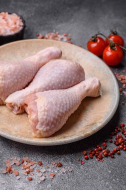 Tavuk eti, çiğ but. Tuz ve baharatla ızgara yapmak için. Tasarımın için yemek arkaplanı olarak çiğ tavuk budu.