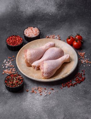 Tavuk eti, çiğ but. Tuz ve baharatla ızgara yapmak için. Tasarımın için yemek arkaplanı olarak çiğ tavuk budu.