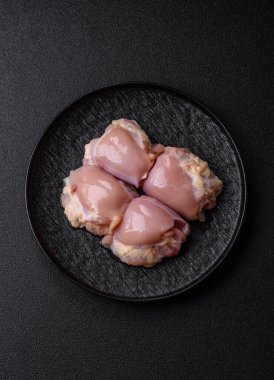Tavuk eti, çiğ kemiksiz fileto, tuzlu ve baharatlı ızgara. Tasarımın için yemek arkaplanı olarak çiğ tavuk filetosu.