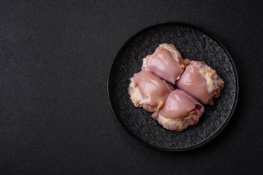 Tavuk eti, çiğ kemiksiz fileto, tuzlu ve baharatlı ızgara. Tasarımın için yemek arkaplanı olarak çiğ tavuk filetosu.