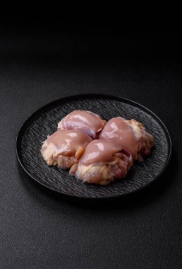 Tavuk eti, çiğ kemiksiz fileto, tuzlu ve baharatlı ızgara. Tasarımın için yemek arkaplanı olarak çiğ tavuk filetosu.