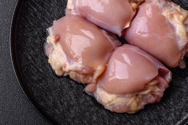 Tavuk eti, çiğ kemiksiz fileto, tuzlu ve baharatlı ızgara. Tasarımın için yemek arkaplanı olarak çiğ tavuk filetosu.