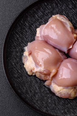 Tavuk eti, çiğ kemiksiz fileto, tuzlu ve baharatlı ızgara. Tasarımın için yemek arkaplanı olarak çiğ tavuk filetosu.