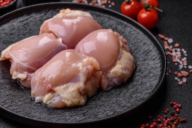 Tavuk eti, çiğ kemiksiz fileto, tuzlu ve baharatlı ızgara. Tasarımın için yemek arkaplanı olarak çiğ tavuk filetosu.