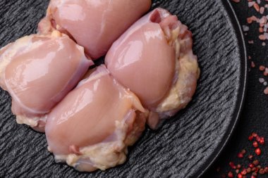 Tavuk eti, çiğ kemiksiz fileto, tuzlu ve baharatlı ızgara. Tasarımın için yemek arkaplanı olarak çiğ tavuk filetosu.