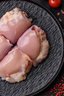 Tavuk eti, çiğ kemiksiz fileto, tuzlu ve baharatlı ızgara. Tasarımın için yemek arkaplanı olarak çiğ tavuk filetosu.