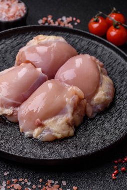 Tavuk eti, çiğ kemiksiz fileto, tuzlu ve baharatlı ızgara. Tasarımın için yemek arkaplanı olarak çiğ tavuk filetosu.