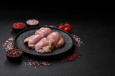 Tavuk eti, çiğ kemiksiz fileto, tuzlu ve baharatlı ızgara. Tasarımın için yemek arkaplanı olarak çiğ tavuk filetosu.