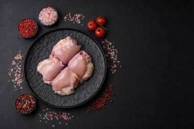 Tavuk eti, çiğ kemiksiz fileto, tuzlu ve baharatlı ızgara. Tasarımın için yemek arkaplanı olarak çiğ tavuk filetosu.
