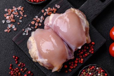 Tavuk eti, çiğ kemiksiz fileto, tuzlu ve baharatlı ızgara. Tasarımın için yemek arkaplanı olarak çiğ tavuk filetosu.