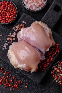 Tavuk eti, çiğ kemiksiz fileto, tuzlu ve baharatlı ızgara. Tasarımın için yemek arkaplanı olarak çiğ tavuk filetosu.