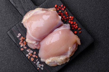 Tavuk eti, çiğ kemiksiz fileto, tuzlu ve baharatlı ızgara. Tasarımın için yemek arkaplanı olarak çiğ tavuk filetosu.