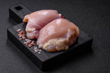 Tavuk eti, çiğ kemiksiz fileto, tuzlu ve baharatlı ızgara. Tasarımın için yemek arkaplanı olarak çiğ tavuk filetosu.