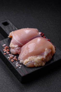 Tavuk eti, çiğ kemiksiz fileto, tuzlu ve baharatlı ızgara. Tasarımın için yemek arkaplanı olarak çiğ tavuk filetosu.