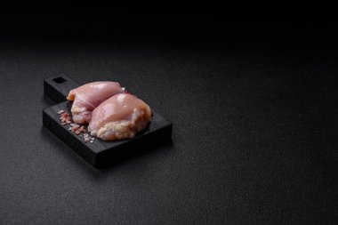 Tavuk eti, çiğ kemiksiz fileto, tuzlu ve baharatlı ızgara. Tasarımın için yemek arkaplanı olarak çiğ tavuk filetosu.