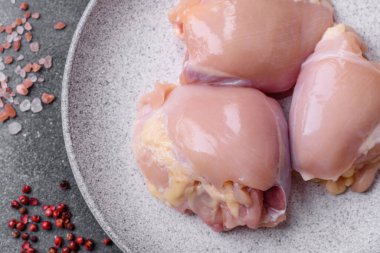 Tavuk eti, çiğ kemiksiz fileto, tuzlu ve baharatlı ızgara. Tasarımın için yemek arkaplanı olarak çiğ tavuk filetosu.