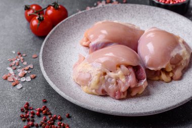 Tavuk eti, çiğ kemiksiz fileto, tuzlu ve baharatlı ızgara. Tasarımın için yemek arkaplanı olarak çiğ tavuk filetosu.