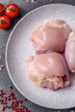 Tavuk eti, çiğ kemiksiz fileto, tuzlu ve baharatlı ızgara. Tasarımın için yemek arkaplanı olarak çiğ tavuk filetosu.