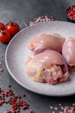 Tavuk eti, çiğ kemiksiz fileto, tuzlu ve baharatlı ızgara. Tasarımın için yemek arkaplanı olarak çiğ tavuk filetosu.