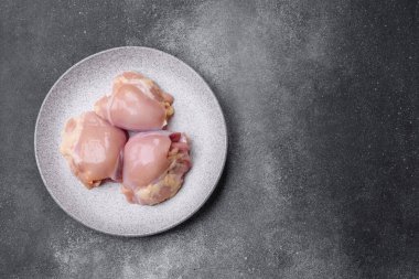 Tavuk eti, çiğ kemiksiz fileto, tuzlu ve baharatlı ızgara. Tasarımın için yemek arkaplanı olarak çiğ tavuk filetosu.