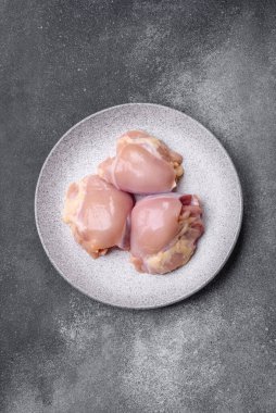 Tavuk eti, çiğ kemiksiz fileto, tuzlu ve baharatlı ızgara. Tasarımın için yemek arkaplanı olarak çiğ tavuk filetosu.
