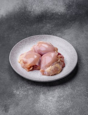 Tavuk eti, çiğ kemiksiz fileto, tuzlu ve baharatlı ızgara. Tasarımın için yemek arkaplanı olarak çiğ tavuk filetosu.