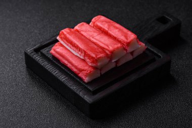 Yemek salatası yapmak için taze yengeç çubukları. Yengeç, tasarımınız için yemek arkaplanı olarak yapışır