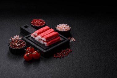 Yemek salatası yapmak için taze yengeç çubukları. Yengeç, tasarımınız için yemek arkaplanı olarak yapışır