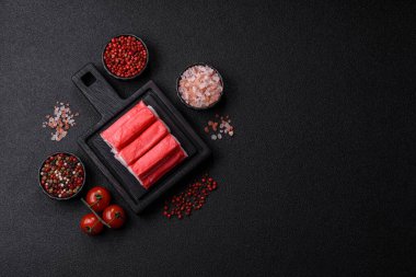 Yemek salatası yapmak için taze yengeç çubukları. Yengeç, tasarımınız için yemek arkaplanı olarak yapışır