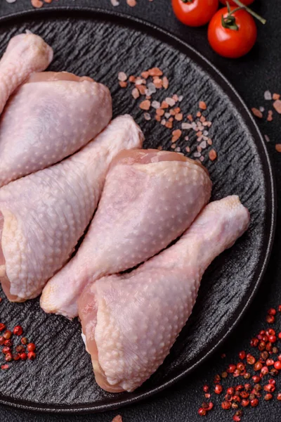 Tavuk eti, çiğ but. Tuz ve baharatla ızgara yapmak için. Tasarımın için yemek arkaplanı olarak çiğ tavuk budu.