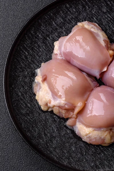 Tavuk eti, çiğ kemiksiz fileto, tuzlu ve baharatlı ızgara. Tasarımın için yemek arkaplanı olarak çiğ tavuk filetosu.