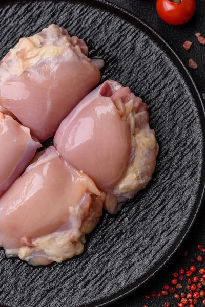 Tavuk eti, çiğ kemiksiz fileto, tuzlu ve baharatlı ızgara. Tasarımın için yemek arkaplanı olarak çiğ tavuk filetosu.
