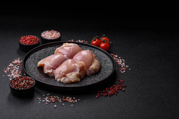 Tavuk eti, çiğ kemiksiz fileto, tuzlu ve baharatlı ızgara. Tasarımın için yemek arkaplanı olarak çiğ tavuk filetosu.