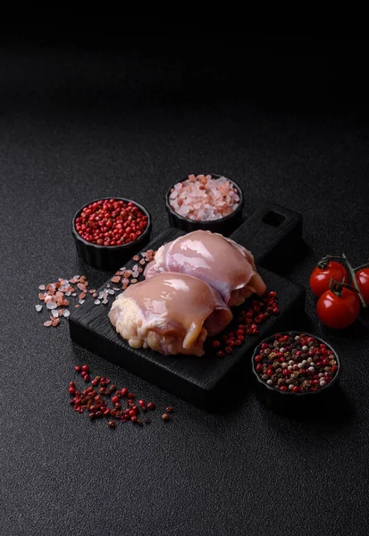 Tavuk eti, çiğ kemiksiz fileto, tuzlu ve baharatlı ızgara. Tasarımın için yemek arkaplanı olarak çiğ tavuk filetosu.