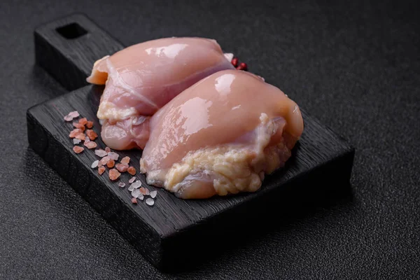 Tavuk eti, çiğ kemiksiz fileto, tuzlu ve baharatlı ızgara. Tasarımın için yemek arkaplanı olarak çiğ tavuk filetosu.