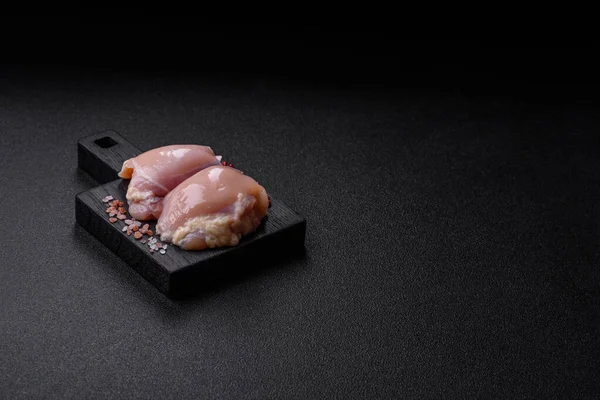 Tavuk eti, çiğ kemiksiz fileto, tuzlu ve baharatlı ızgara. Tasarımın için yemek arkaplanı olarak çiğ tavuk filetosu.