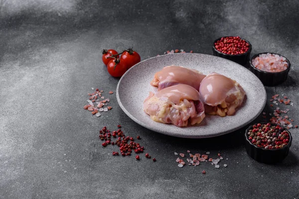 Tavuk eti, çiğ kemiksiz fileto, tuzlu ve baharatlı ızgara. Tasarımın için yemek arkaplanı olarak çiğ tavuk filetosu.