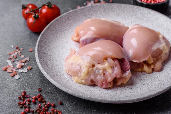 Tavuk eti, çiğ kemiksiz fileto, tuzlu ve baharatlı ızgara. Tasarımın için yemek arkaplanı olarak çiğ tavuk filetosu.