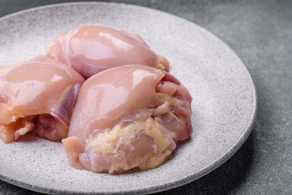 Tavuk eti, çiğ kemiksiz fileto, tuzlu ve baharatlı ızgara. Tasarımın için yemek arkaplanı olarak çiğ tavuk filetosu.