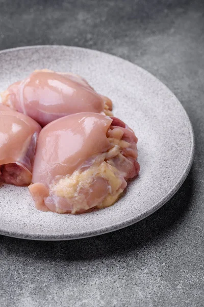 Tavuk eti, çiğ kemiksiz fileto, tuzlu ve baharatlı ızgara. Tasarımın için yemek arkaplanı olarak çiğ tavuk filetosu.