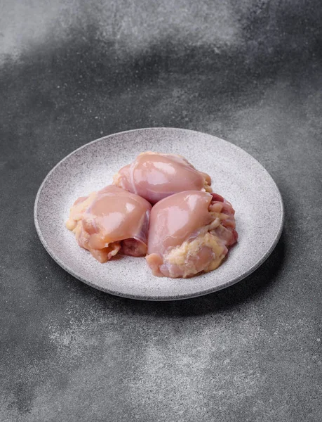 Tavuk eti, çiğ kemiksiz fileto, tuzlu ve baharatlı ızgara. Tasarımın için yemek arkaplanı olarak çiğ tavuk filetosu.