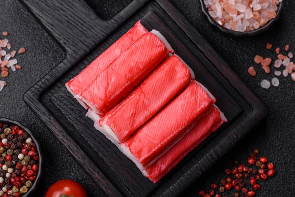 Yemek salatası yapmak için taze yengeç çubukları. Yengeç, tasarımınız için yemek arkaplanı olarak yapışır