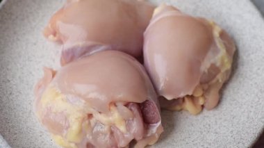 Tavuk eti, çiğ kemiksiz fileto, tuzlu ve baharatlı ızgara. Tasarımın için yemek arkaplanı olarak çiğ tavuk filetosu.