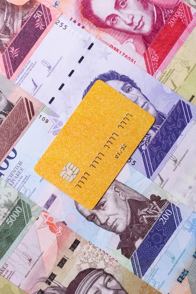 Bir terminal ya da internet üzerinden ulaşılamayan nakit ödemeler için bir kredi kartı. Finansal geçmiş için kredi kartı