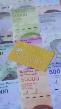 Bir terminal ya da internet üzerinden ulaşılamayan nakit ödemeler için bir kredi kartı. Finansal geçmiş için kredi kartı