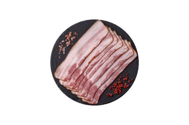 Çiğ domuz pastırması, jambon, jambon ya da jambon dilimleri. Tasarımın için yemek arkaplanı olarak çiğ pastırma dilimleri.