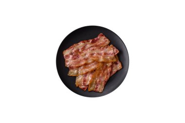 Kızarmış domuz pastırması, jambon, jambon veya jambon dilimleri. Tasarımın için arka plan olarak kızarmış pastırma dilimleri.