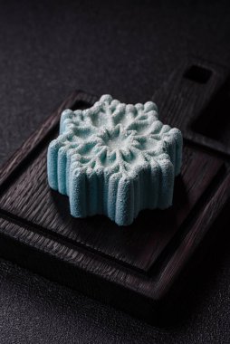 Noel mochi 'si, ay çöreği ya da kar tanesi şeklinde cheesecake, meyveli Asya tatlısı. Tasarımınız için yemek arkaplanı olarak Noel mochi 'si veya cheesecake.